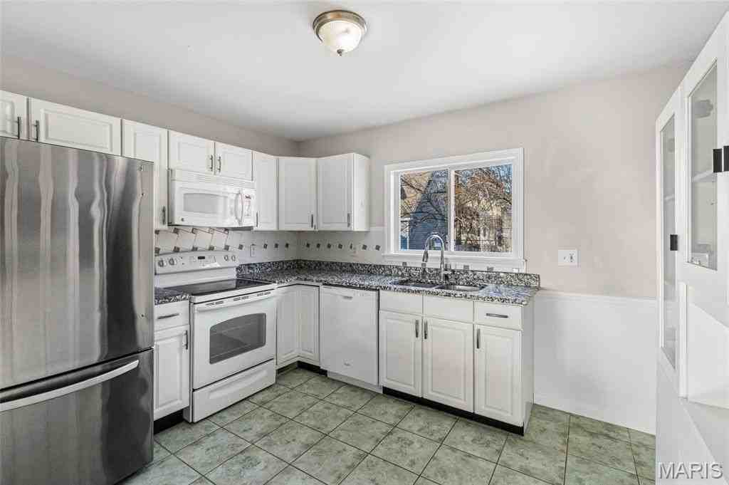 835 N Forest Ave - Photo 4 of 13