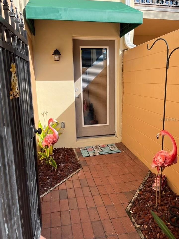 828 Padua Ln - Photo 2 of 34