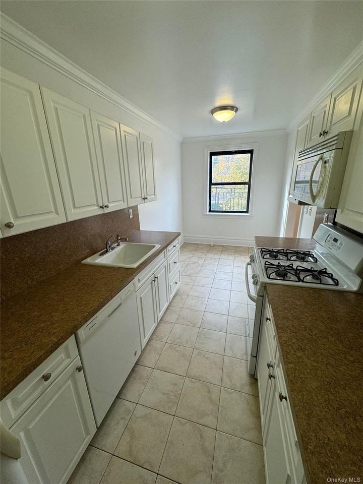 10 Wright Pl Apt 4c #C4 - Photo 4 of 12