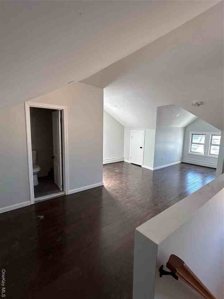 11033 178th St 2nd Fl - Photo 4 of 7