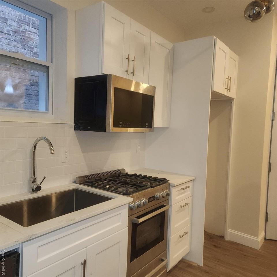 93 Elliott Ave Apt 2 - Photo 6 of 9