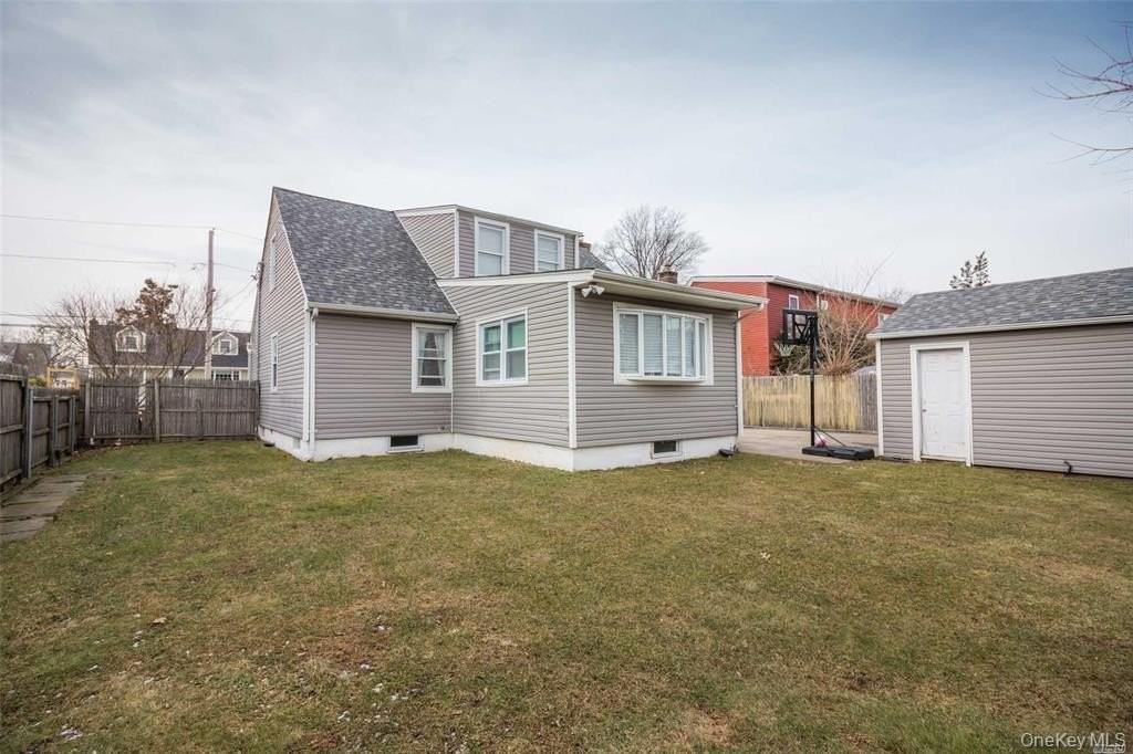 343 Greengrove Ave - Photo 4 of 11