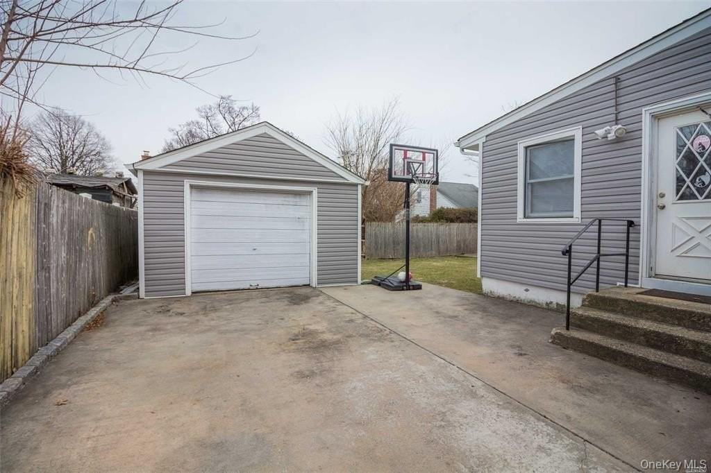 343 Greengrove Ave - Photo 5 of 11