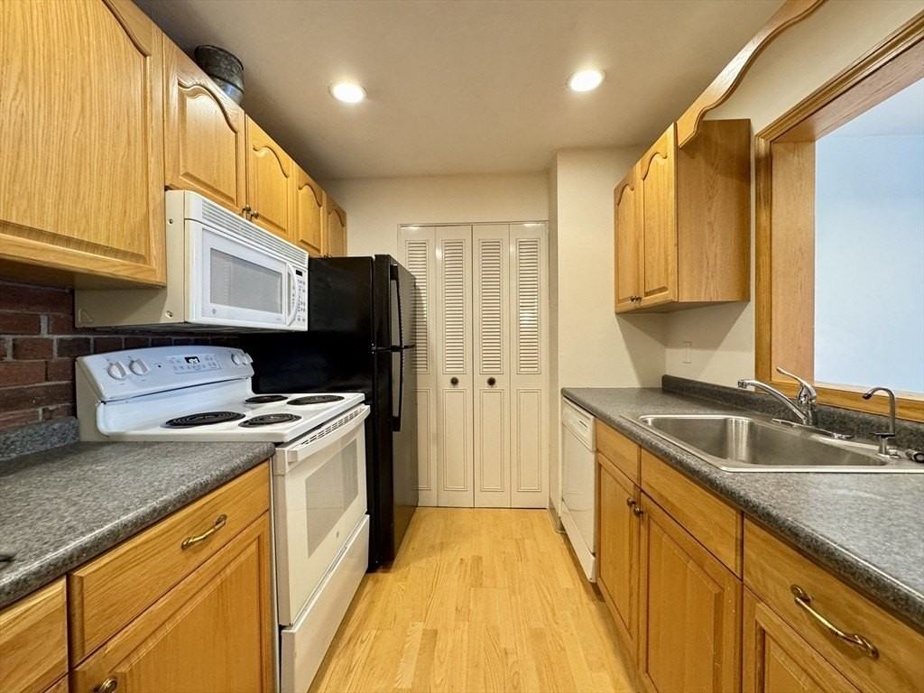 25 Greentree Ln Apt 43 - Photo 3 of 16