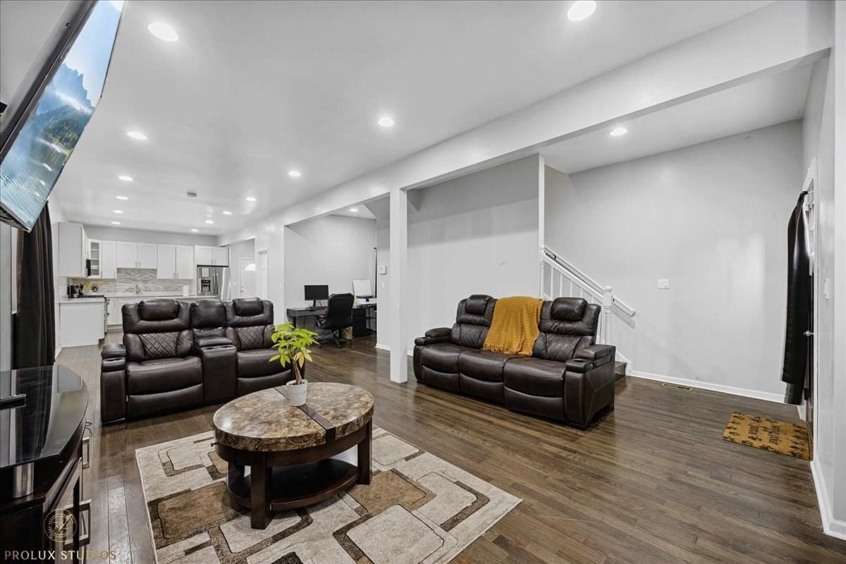 352 N Avers Ave - Photo 3 of 19
