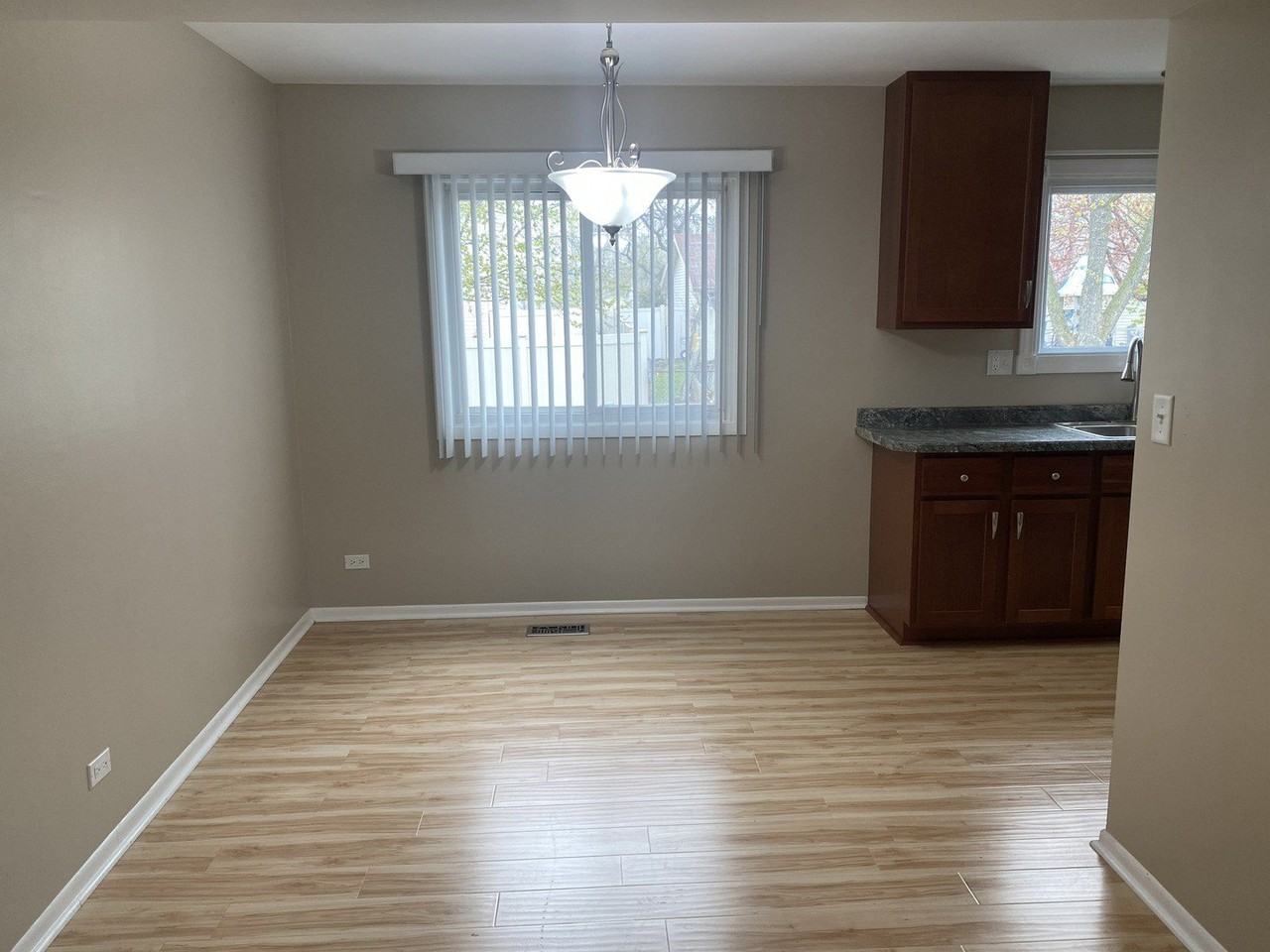 668 Niagara Dr - Photo 5 of 20