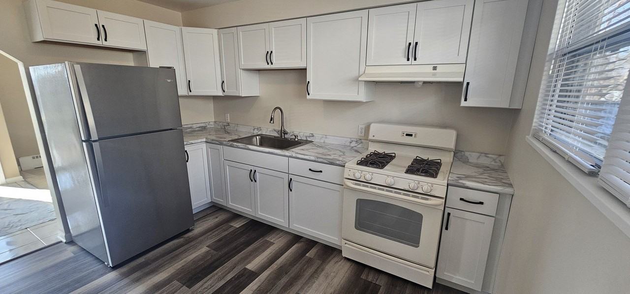 1055 Kenmore Ave - Photo 4 of 15