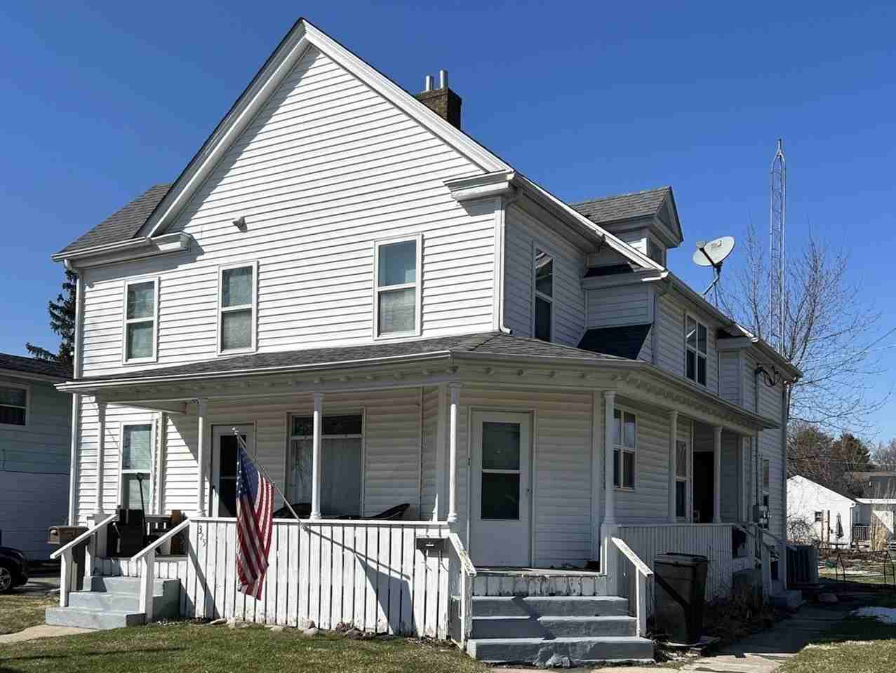 325 W 5th St - Photo 3 of 3