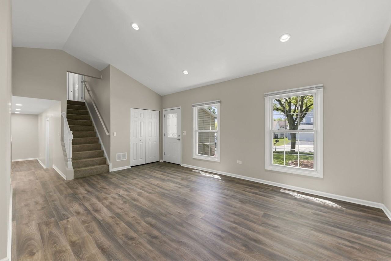 1057 Bothwell Cir - Photo 2 of 30