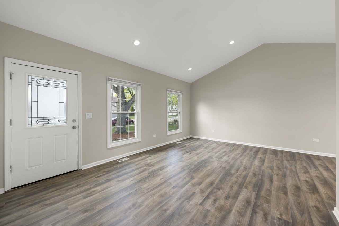 1057 Bothwell Cir - Photo 3 of 30