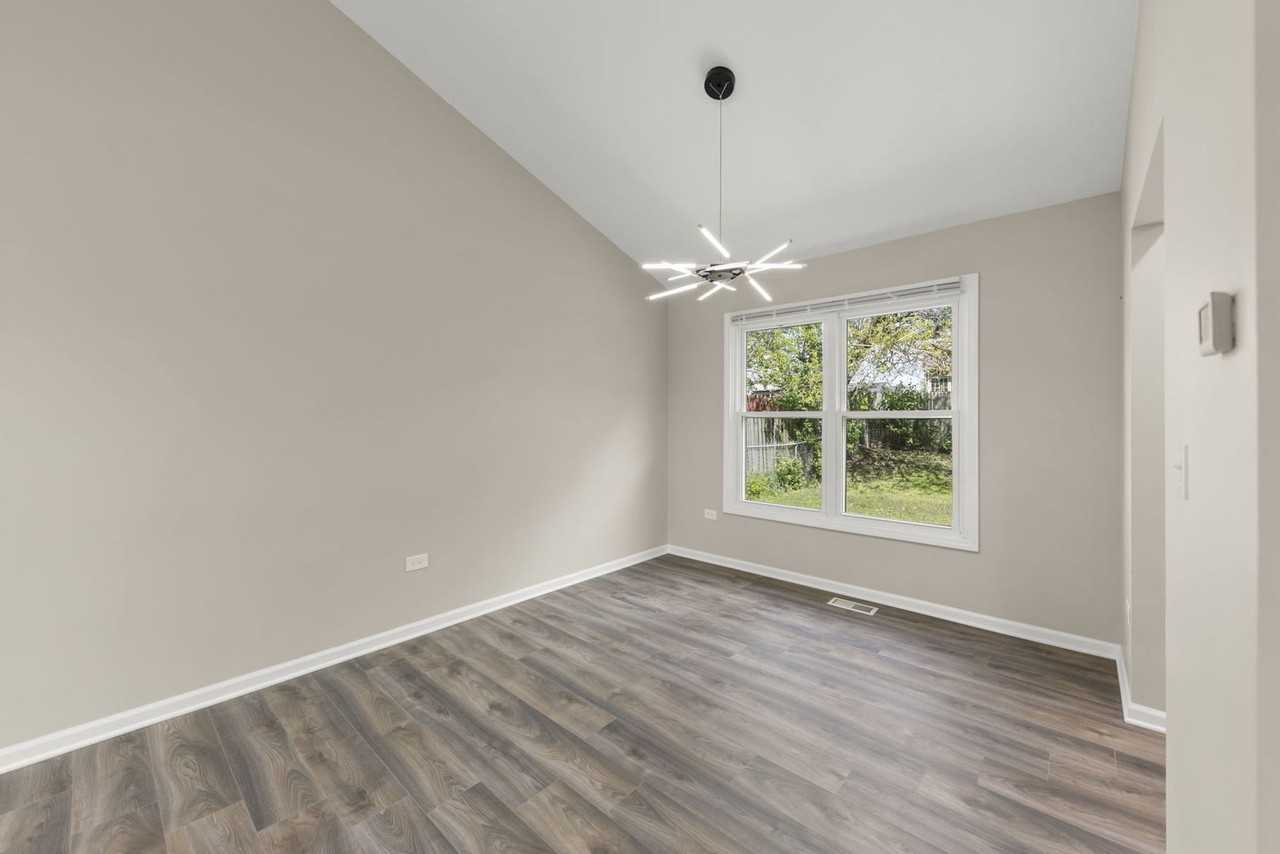 1057 Bothwell Cir - Photo 7 of 30