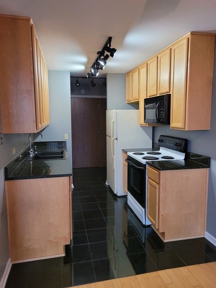 6000 Oakwood Dr Apt 6h - Photo 5 of 17