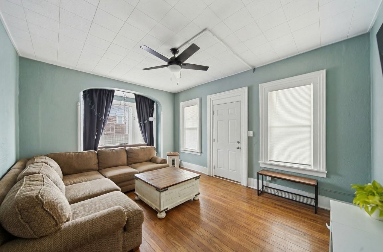 412 W 4th St - Photo 2 of 7