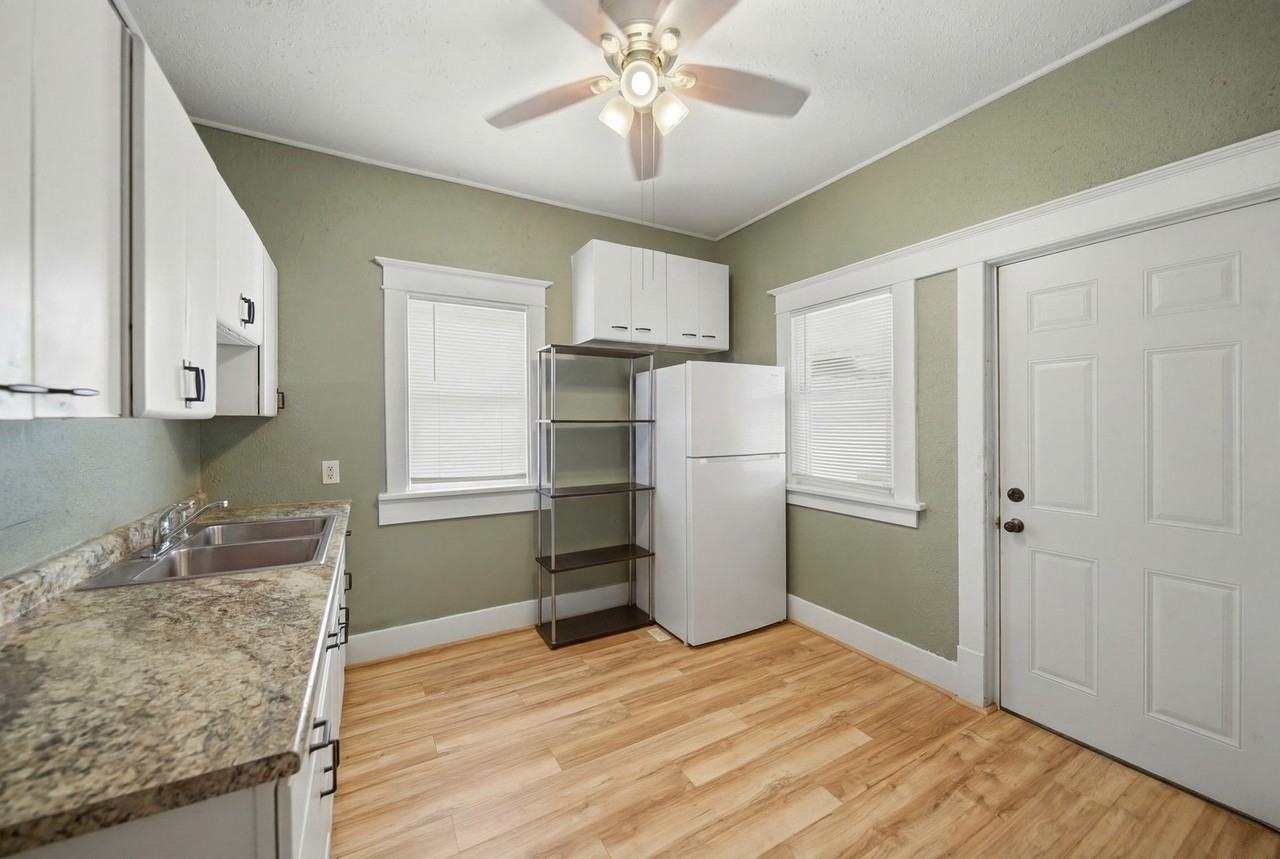 412 W 4th St - Photo 4 of 7