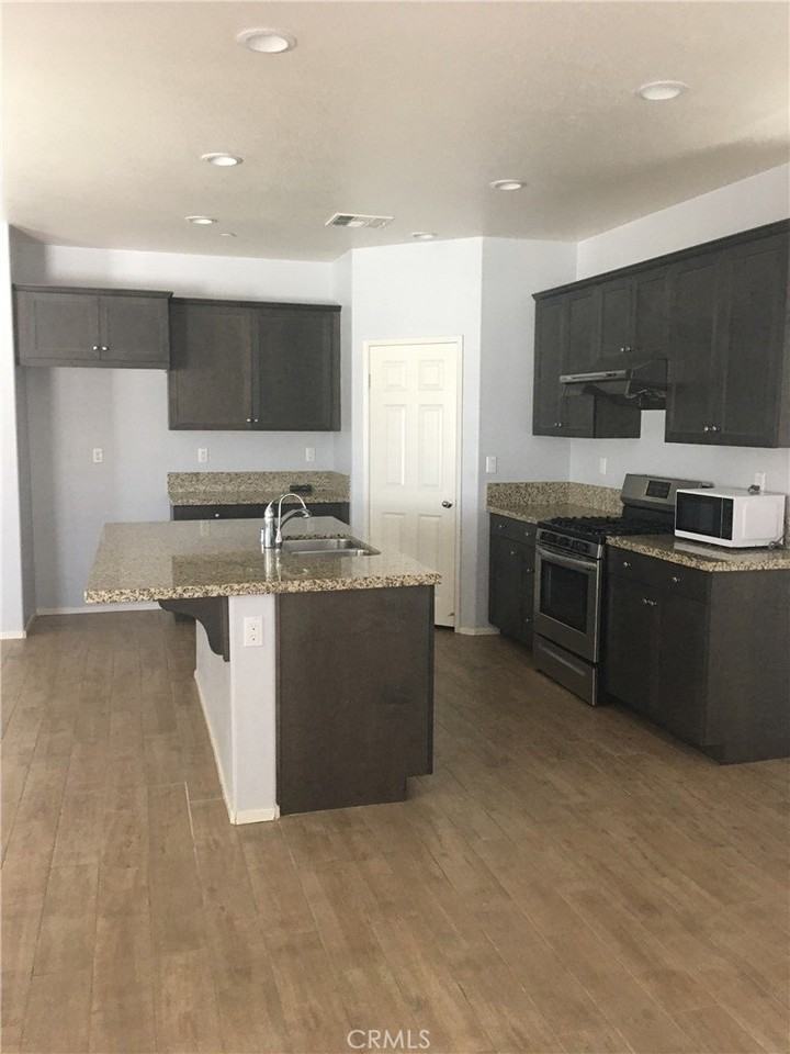 1055 Raven Ct - Photo 3 of 26