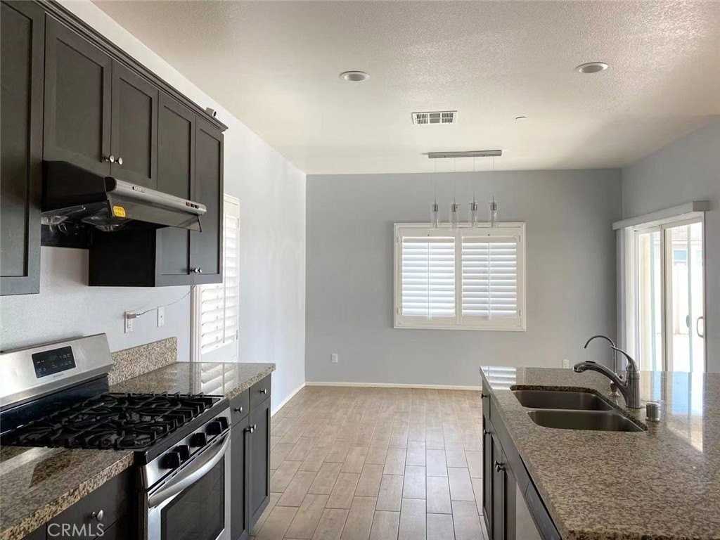 1055 Raven Ct - Photo 4 of 26