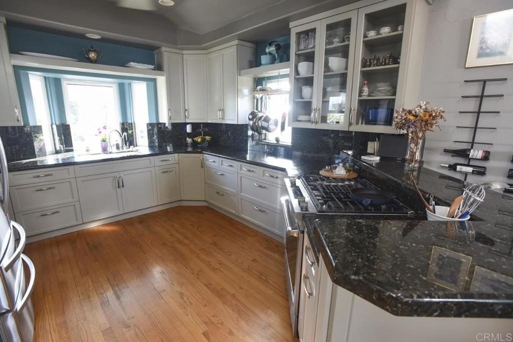 5618 Bellevue Ave - Photo 2 of 24