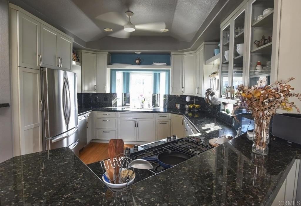 5618 Bellevue Ave - Photo 3 of 24