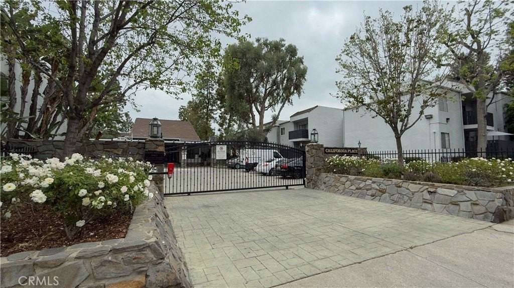 18645 Hatteras St - Photo 2 of 36