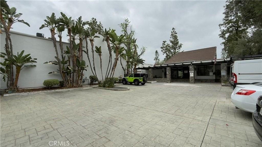 18645 Hatteras St - Photo 3 of 36