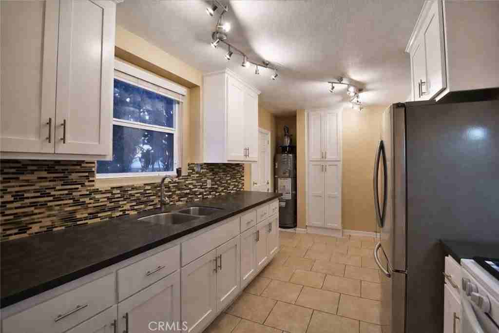 2920 N Arrowhead Ave - Photo 5 of 14