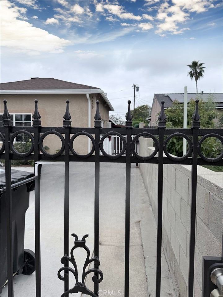 8459 Omelveny Ave - Photo 4 of 15