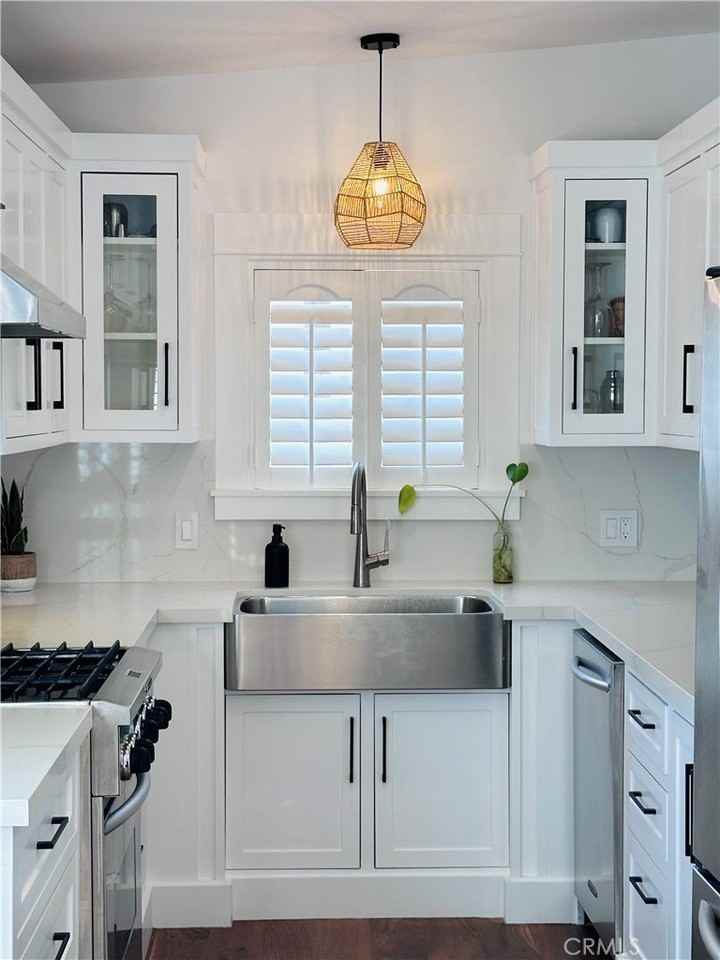 611 Avenue C - Photo 4 of 22