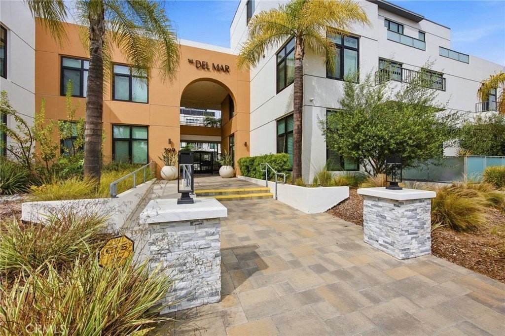 399 E Del Mar Blvd #103 - Photo 3 of 43