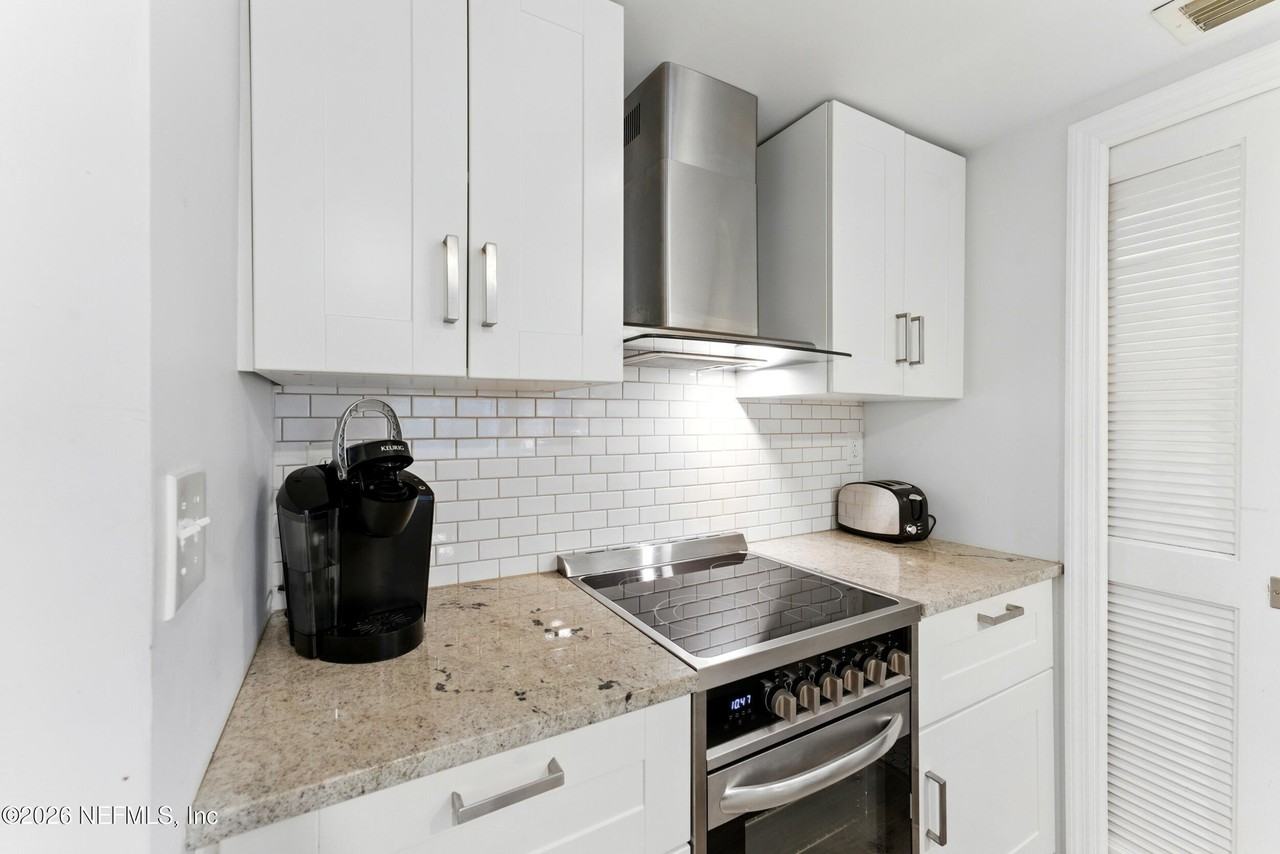 658 Summer Pl - Photo 5 of 33