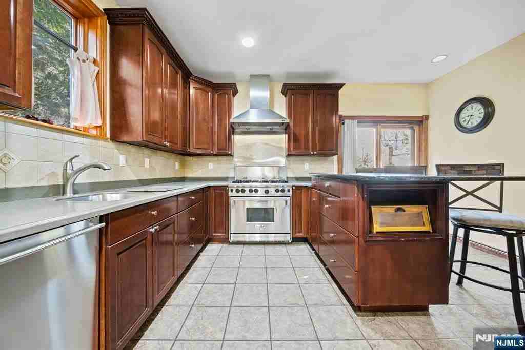 191 Tenafly Rd - Photo 6 of 39