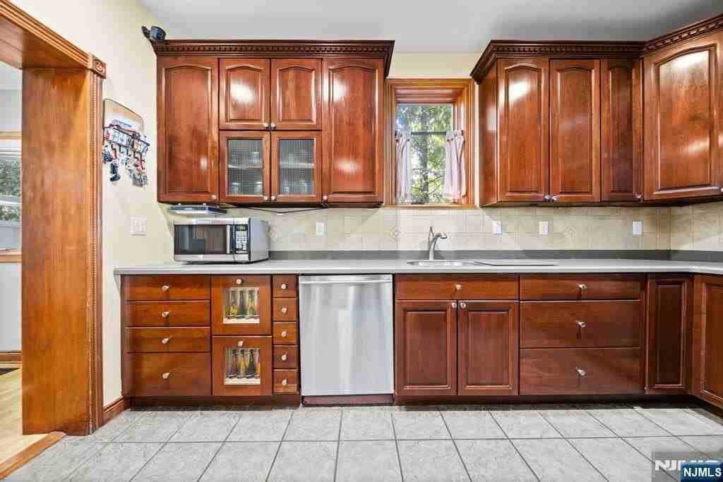 191 Tenafly Rd - Photo 7 of 39