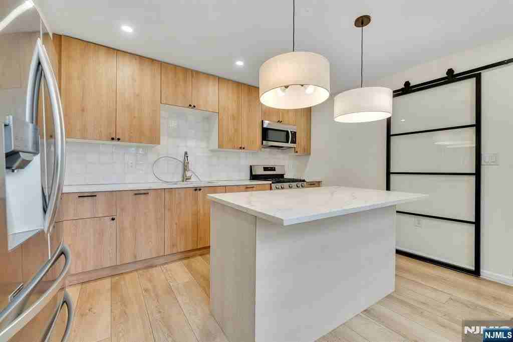 316 Palisade Ave - Photo 2 of 16