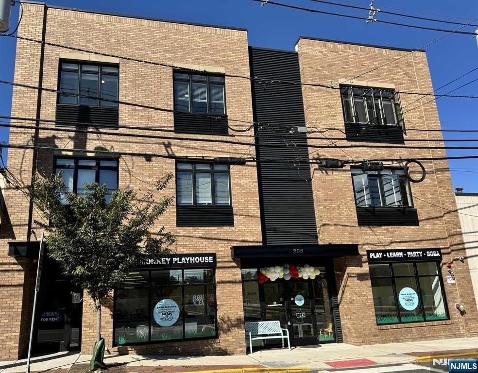 205 Stuyvesant Ave - Photo 2 of 15