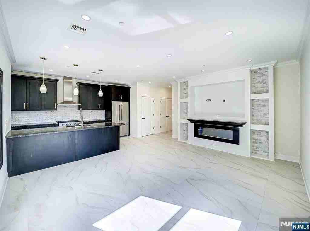 208 Nwk Pompton Turnpike 201 - Photo 2 of 15