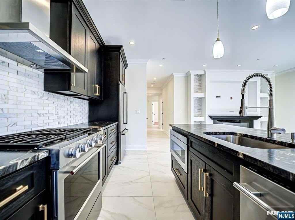 208 Nwk Pompton Turnpike 201 - Photo 4 of 15