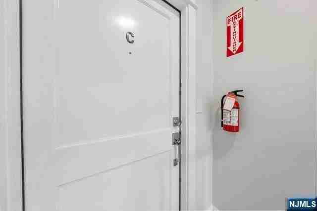 389 Spring Ave - Photo 5 of 33