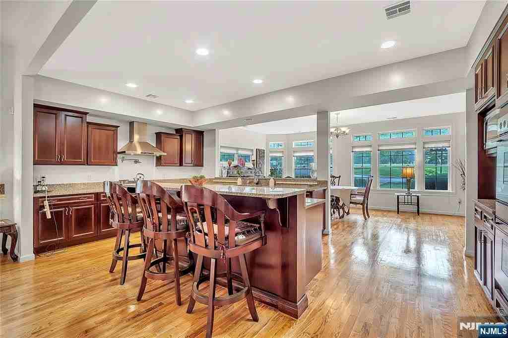 8 Mary Ct - Photo 3 of 20