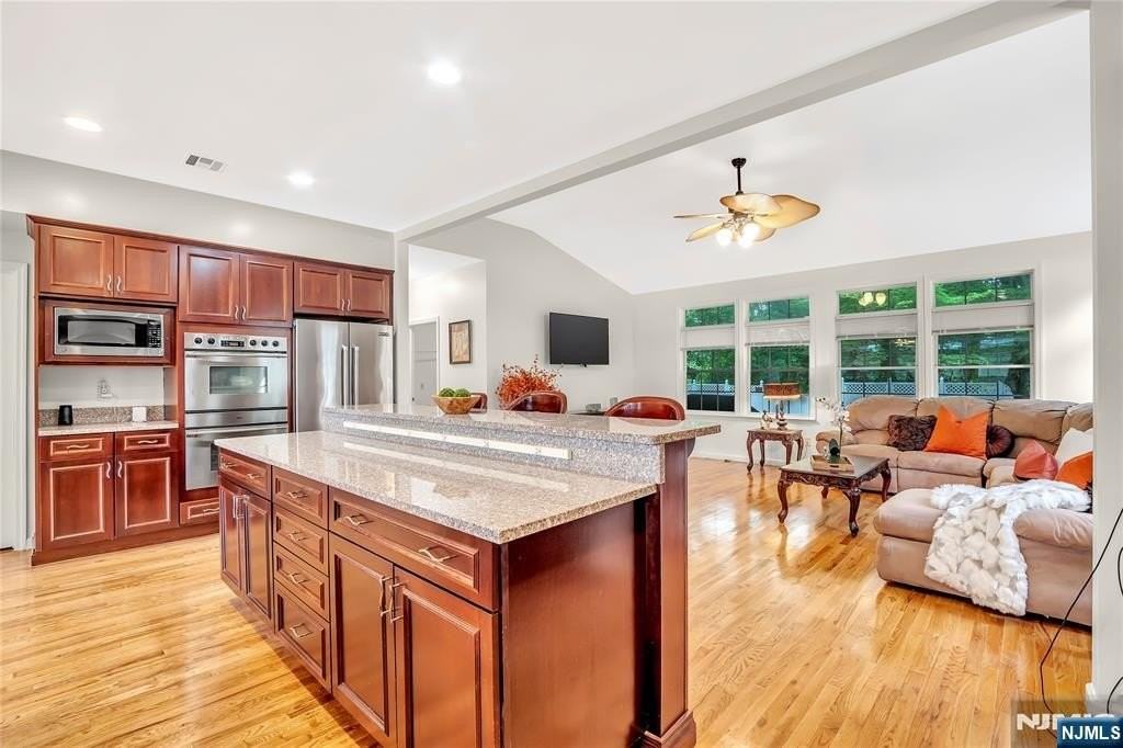 8 Mary Ct - Photo 4 of 20