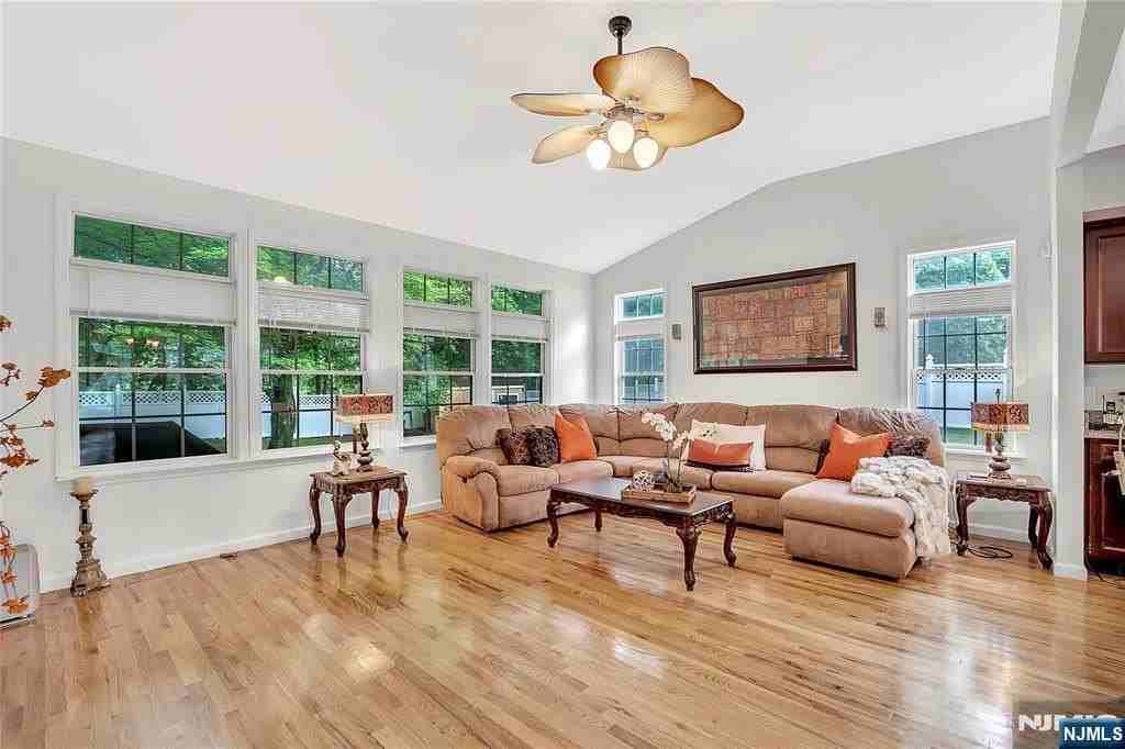 8 Mary Ct - Photo 5 of 20