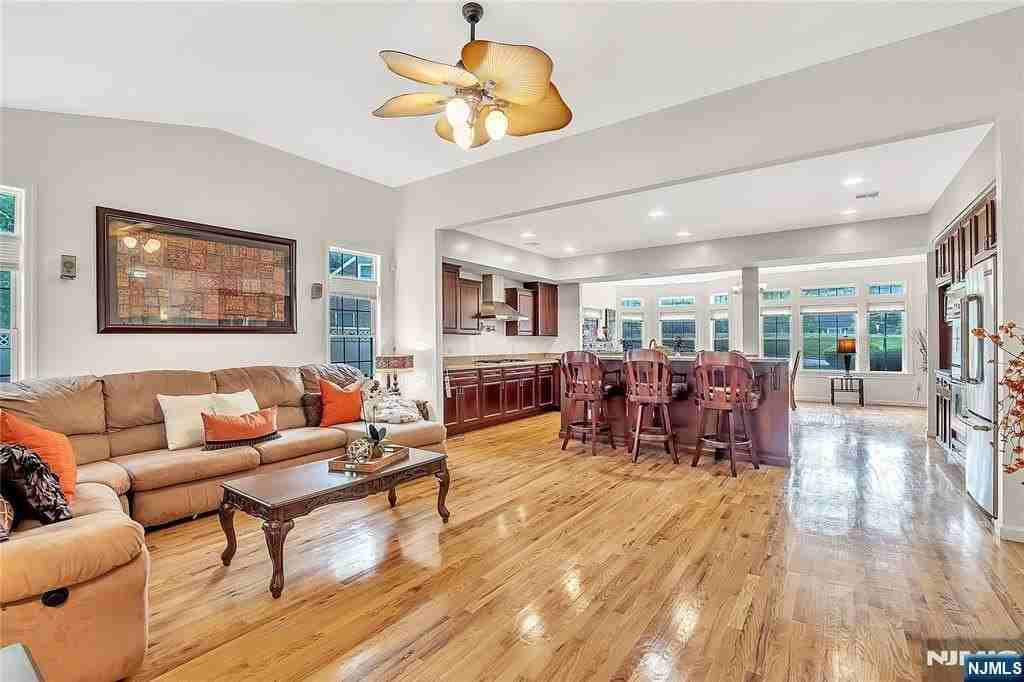 8 Mary Ct - Photo 6 of 20