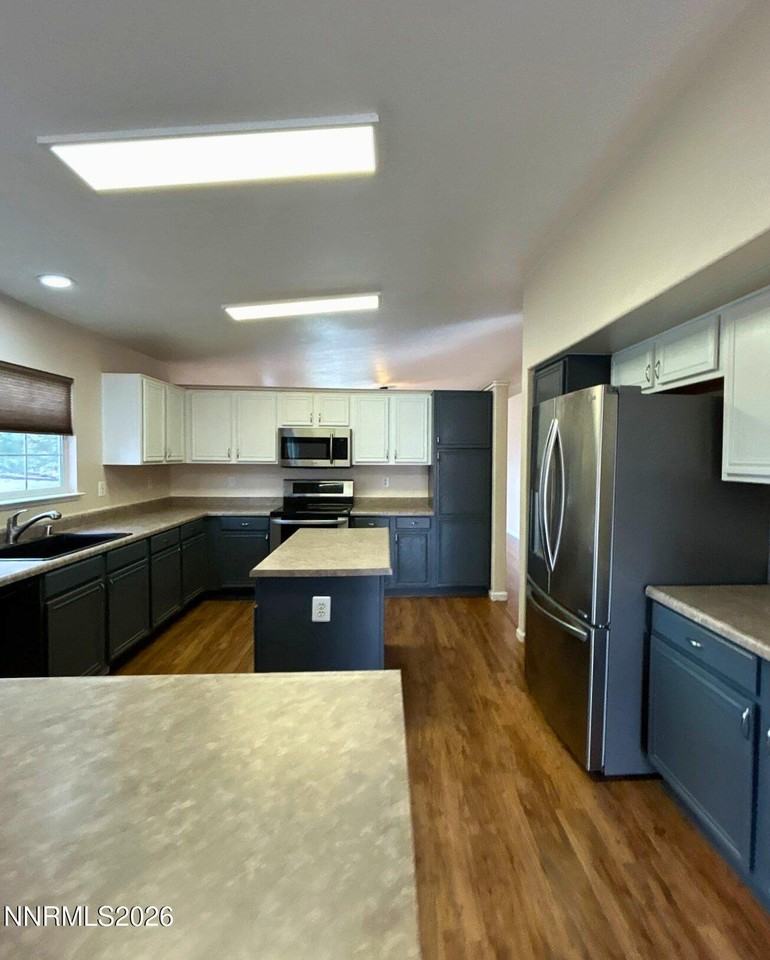 17825 Fairfax Ct - Photo 3 of 11