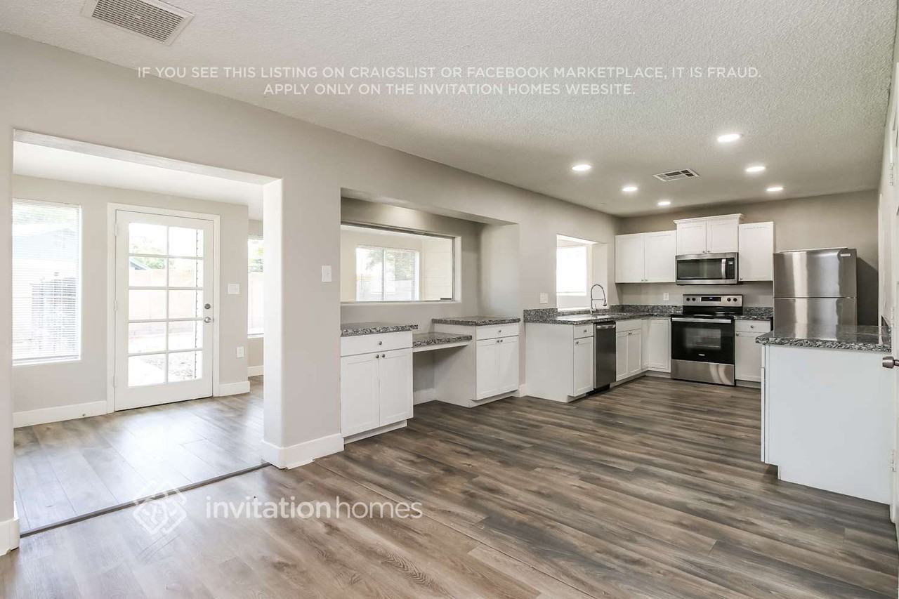 11219 N 41st Ave - Photo 3 of 12