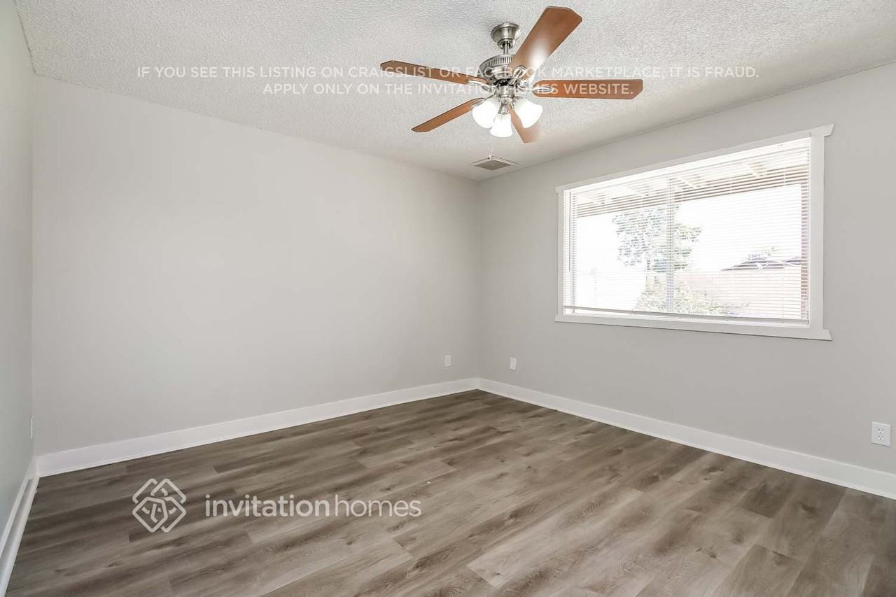 11219 N 41st Ave - Photo 6 of 12