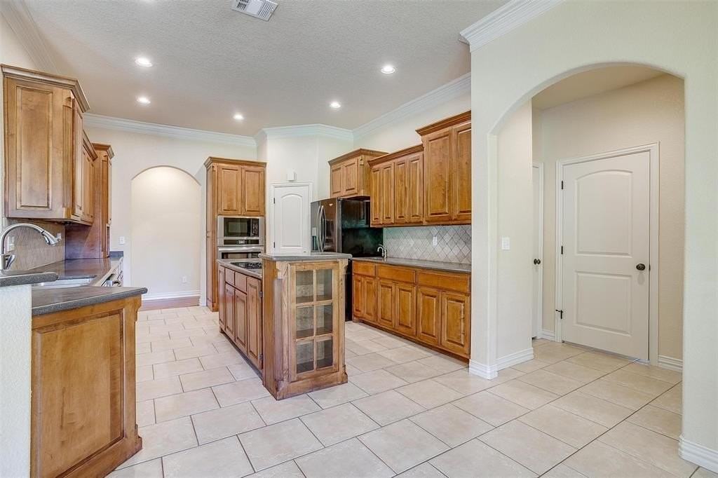 8027 Ravenswood Rd - Photo 6 of 21