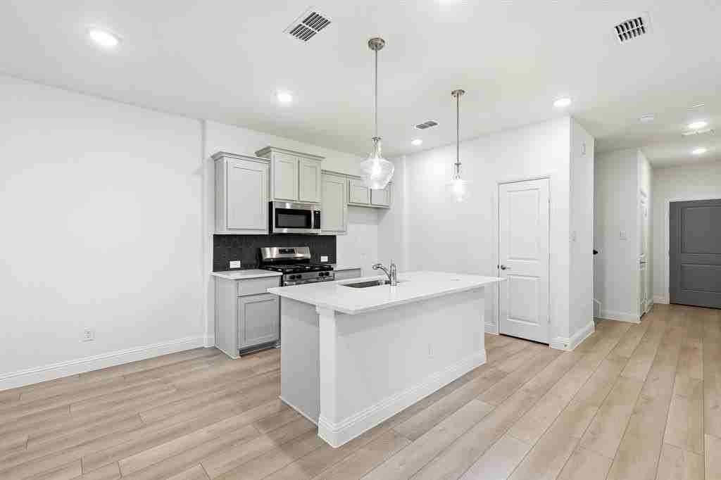 204 Griffith Dr #17 - Photo 4 of 31