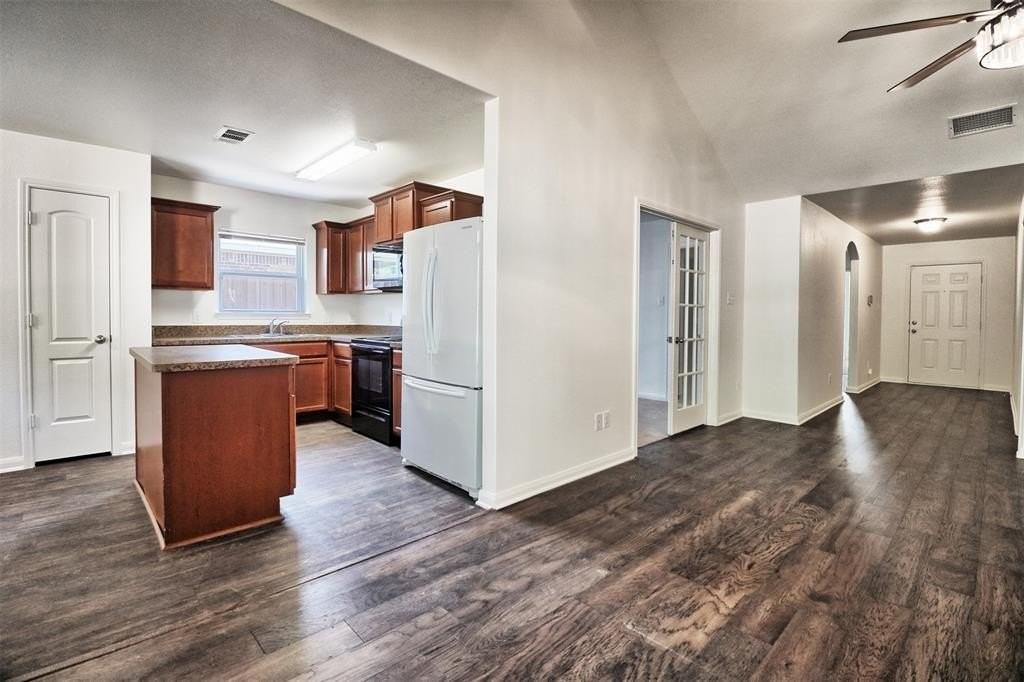 1208 Bluff View Dr - Photo 5 of 40