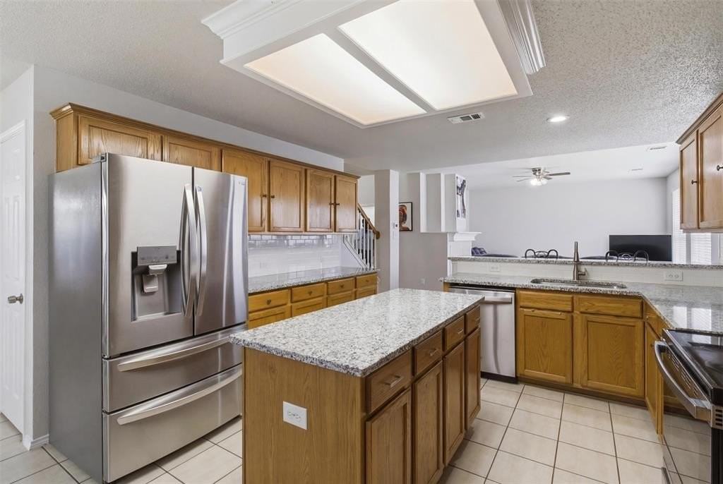 1102 Providence Dr - Photo 3 of 35