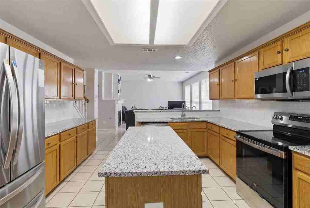 1102 Providence Dr - Photo 4 of 35