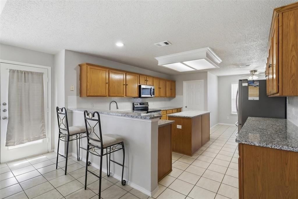 1102 Providence Dr - Photo 5 of 35