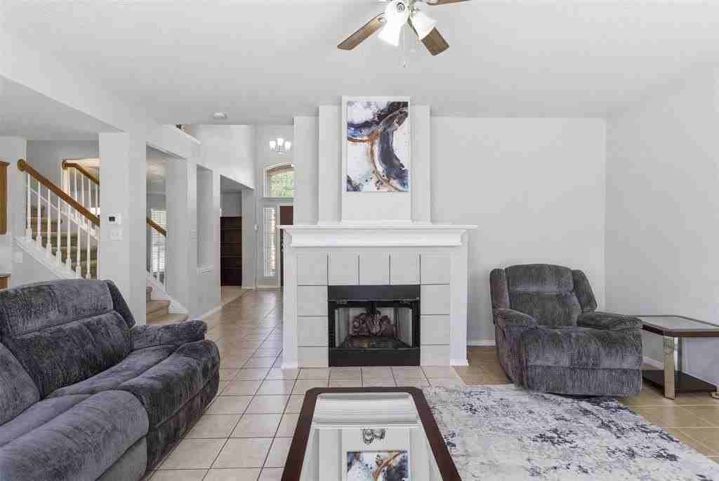 1102 Providence Dr - Photo 6 of 35